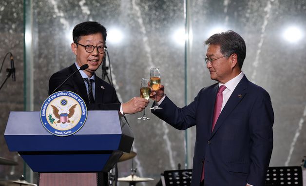 건배하는 조셉 윤·박윤주