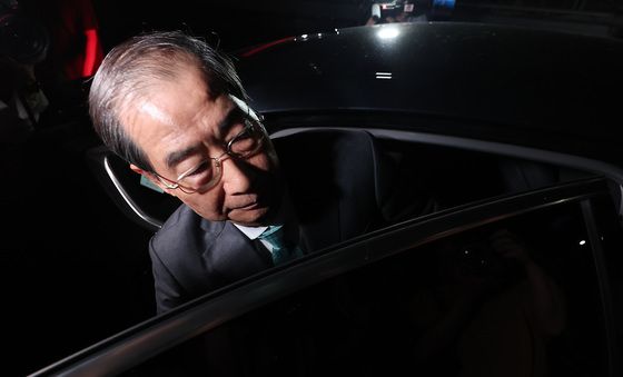 차량 탑승하는 한덕수 전 총리