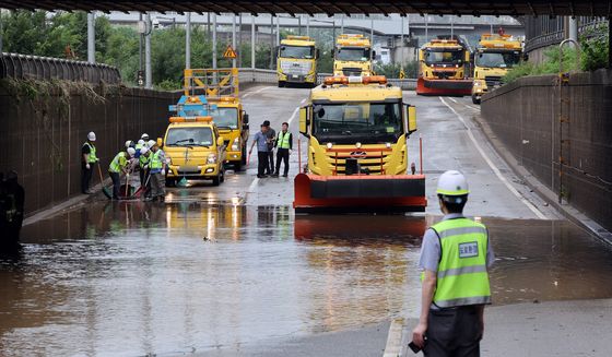 '침수된 도로 복구 합니다'