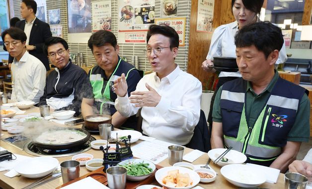 환경공무관들과 식사하는 김민석 국무총리