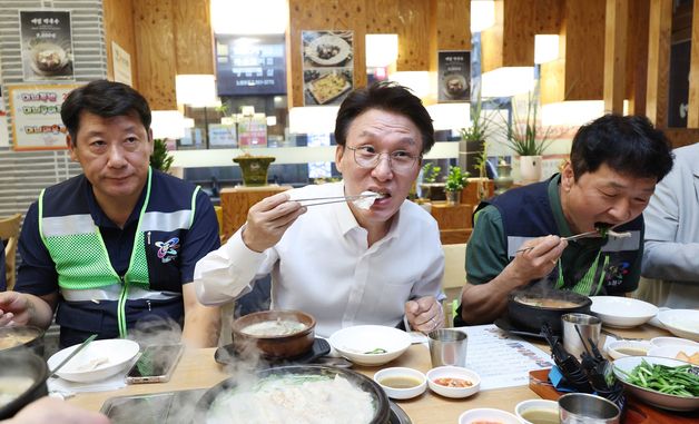 환경공무관들과 식사하는 김민석 국무총리