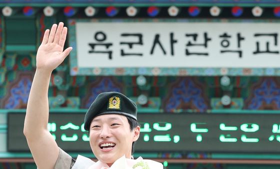 '드라우닝 역주행' 우즈, 오늘 육군 만기 전역