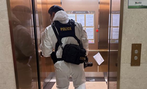 총기사고 아파트 들어서는 경찰