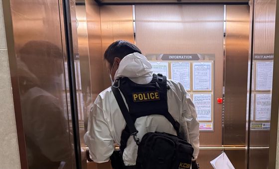 총기사고 아파트 들어서는 경찰 수사관