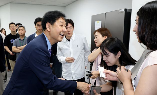 인사하는 구윤철 경제부총리 겸 기획재정부 장관