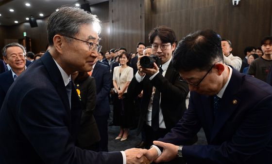 박윤주 1차관과 악수 나누는 조현 외교부 장관