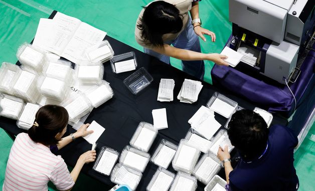 [포토] 투표 용지 집계하는 일본 선거 관리 요원