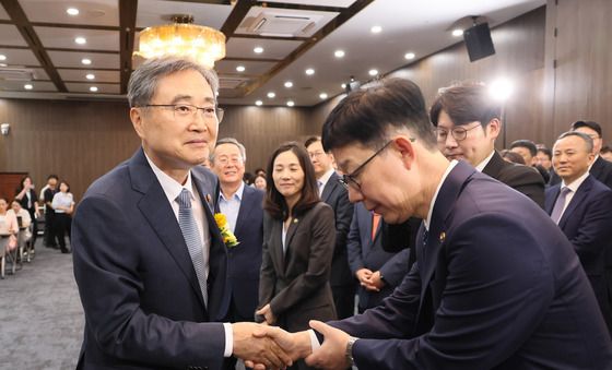 박윤주 1차관과 인사 나누는 조현 외교부 장관