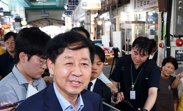 민생회복 소비쿠폰 시행 첫날, 시민들과 장바니구 물가 의견 나누는 구윤철 경제부총리