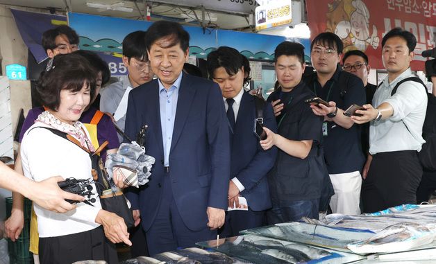 민생회복 소비쿠폰 시행 첫날, 시민들과 장바니구 물가 의견 나누는 구윤철 경제부총리