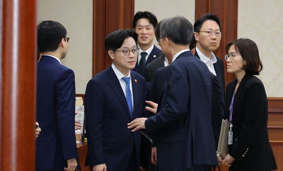 대화 나누는 여한구·김정관·조현