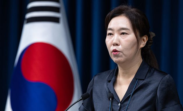 강유정 대변인, 국민통합비서관 자진사퇴 브리핑