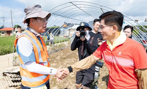 수해복구 현장에서 만난 송언석·김문수