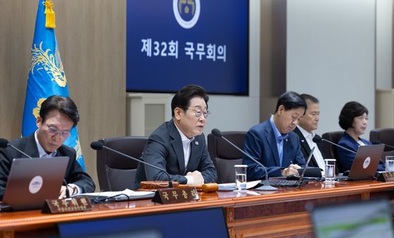 李대통령, 새 내각 첫 국무회의