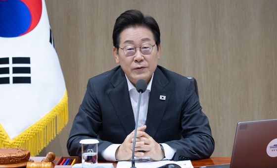 李대통령 "국민 죽어가는데 음주가무, 정신나간 공직자 엄히 단속"