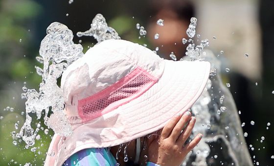 '대서' 무더위에 물놀이하는 어린이