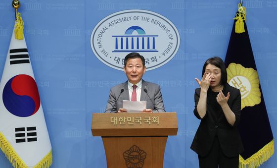 특검 압수수색 입장 밝히는 이철규