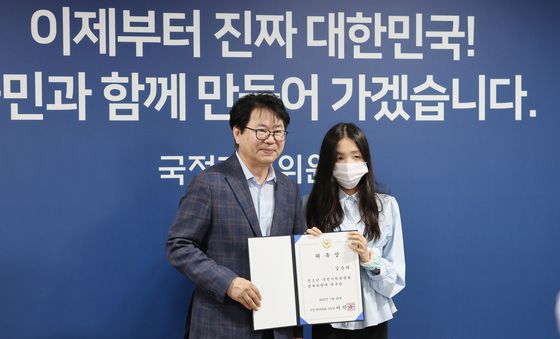 청소년 국정기획위원 임명하는 이한주 위원장