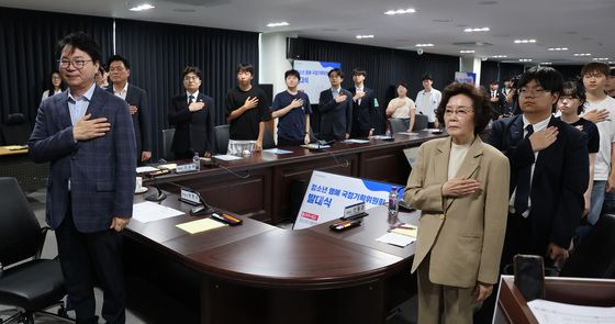 국민의례하는 이한주 위원장