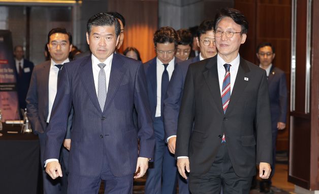 세미나 참석하는 김민석 총리와 제임스 김 암참회장