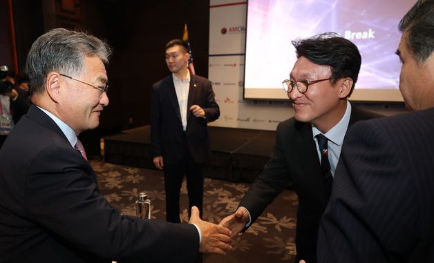 조셉 윤 주한미국대사 대리와 악수하는 김민석 총리