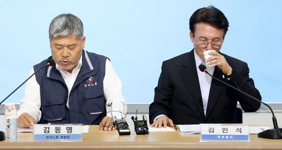 물 마시는 김민석 총리