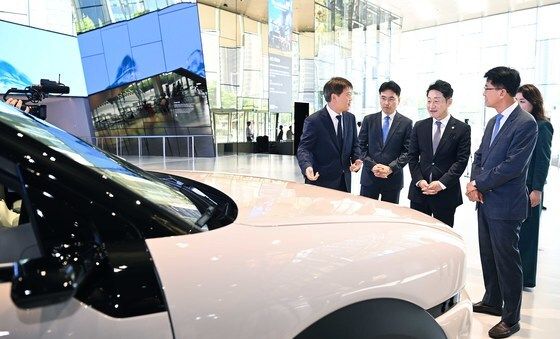 현대모터스튜디오 전시장 둘러보는 이호현 산업부 2차관
