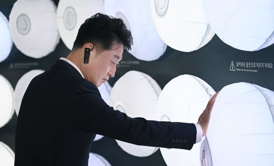 현대모터스튜디오 전시장 둘러보는 이호현 산업부 2차관