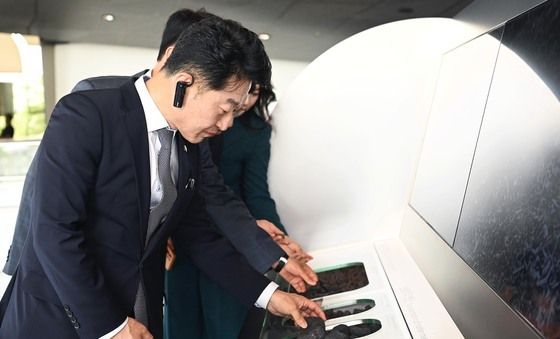 현대모터스튜디오 전시장 둘러보는 이호현 산업부 2차관