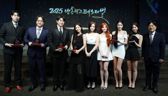 기념 촬영하는 유승호 대표와 수상자들