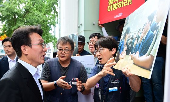 민주노총 노조원 요구사항 듣는 김민석 국무총리