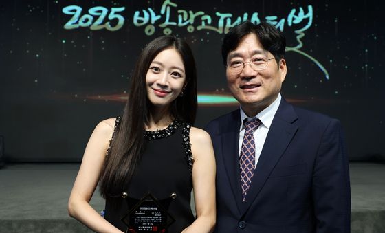 기념 촬영하는 유승호 대표와 배우 조보아