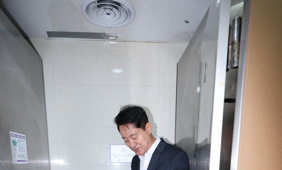 불편한 화변기 살펴보는 오세훈