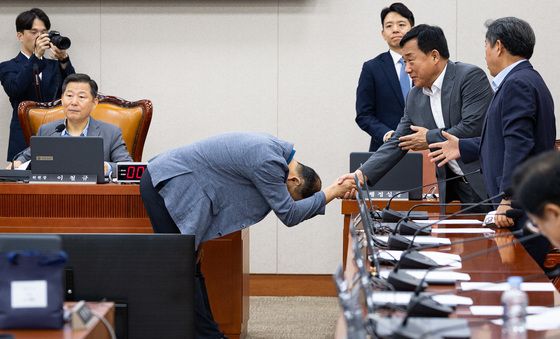 여당 간사의 90도 인사