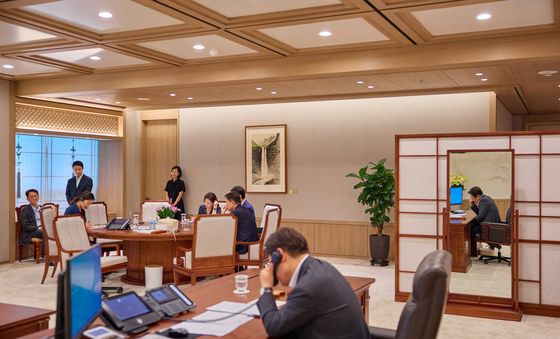 카타르 국왕과 전화 통화하는 이재명 대통령