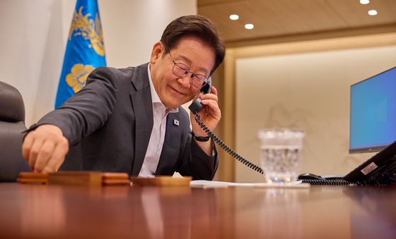 전화 통화하는 이재명 대통령
