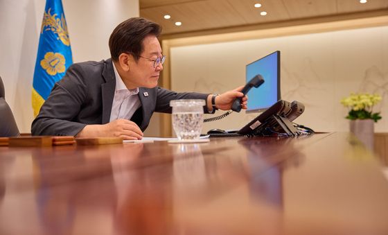 카타르 국왕과 전화 통화하는 이재명 대통령