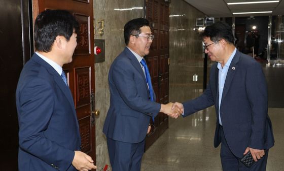 박찬대 당대표 후보 의총장 앞 인사