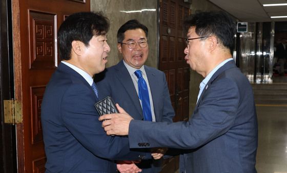 황명선 최고위원 후보, 의총장 앞 인사