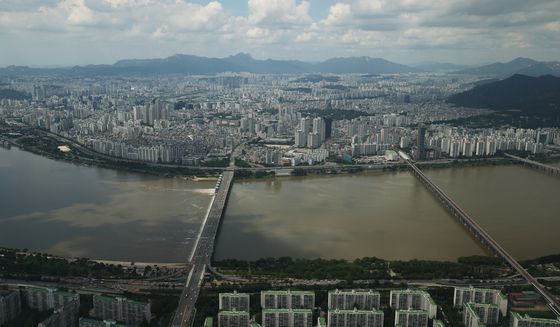 극한 폭우가 남긴 '잿빛 한강'