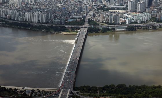 흙탕물로 변한 한강