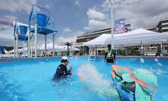 물놀이 즐기는 어린이들