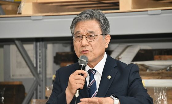 관월당 해체 부재 언론공개회에서 인사말하는 허민 국가유산청장