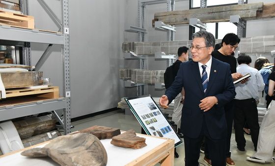 관월당 해체 부재 살펴보는 허민 국가유산청장