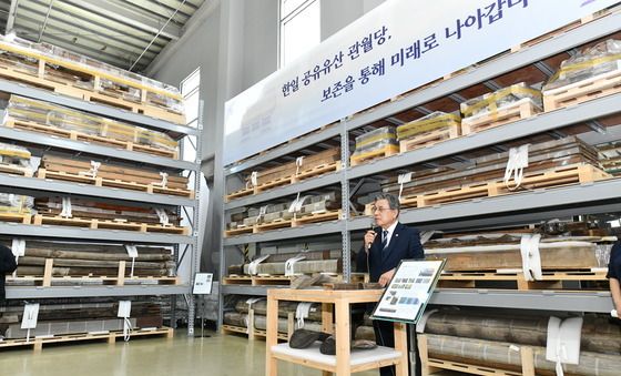 관월당 해체 부재 관련 질의에 답변하는 허민 국가유산청장