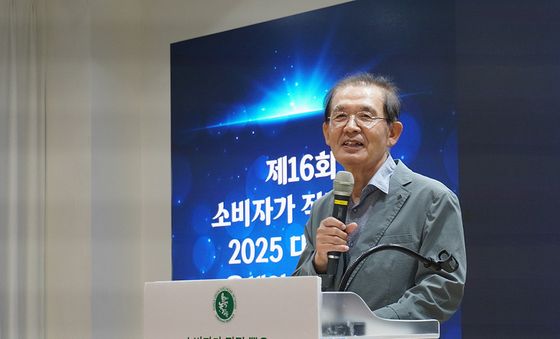 올해의 녹색상품 시상식에 대해 설명하는 전인수 올녹상 공동선정위원장