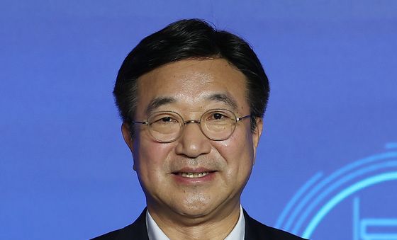 모바일 신분증 든 윤호중 장관