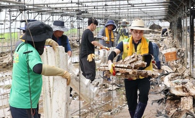 자매결연도시 예산서 수해복구하는 박희조 대전 동구청장