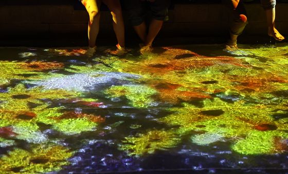 열대야 지속…청계천에서 더위탈출