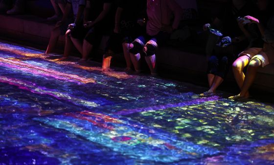 열대야 지속…청계천에서 더위탈출